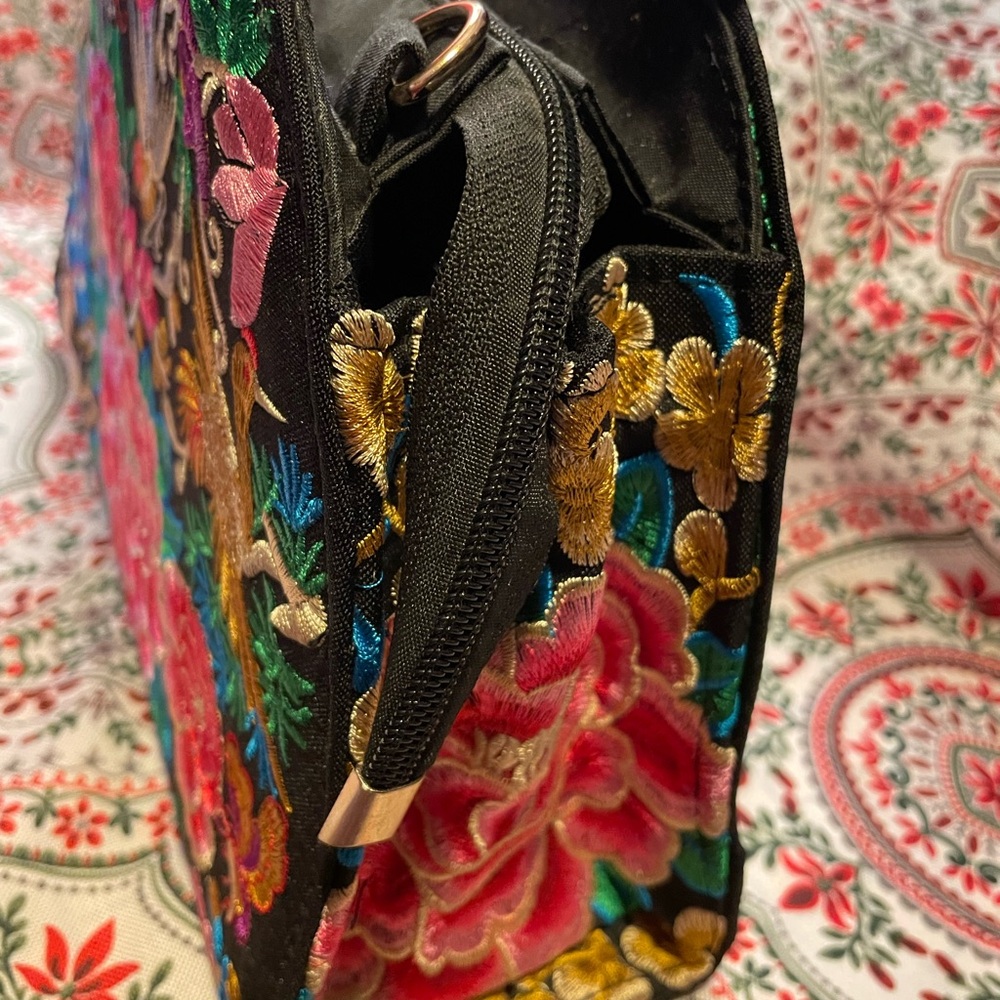 PRICE DROP Beautiful Embroidered Handbag 💐 - Picture 12 of 12